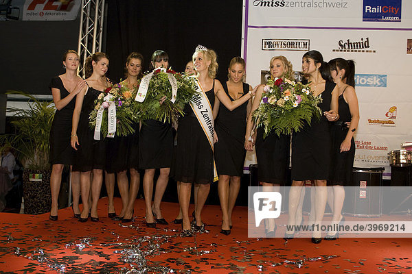 Die 12 Finalistinen der Miss Zentralschweiz Wahl 2009 in der RailCity Luzern Schweiz Europa