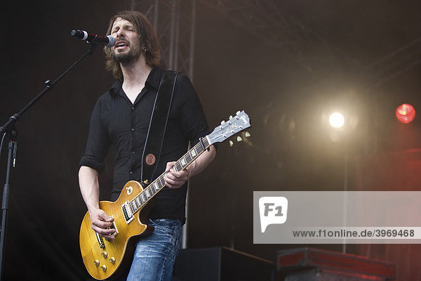 Marcel Jeker  Gitarrist der Schweizer Rockband Vivian live beim Luzerner Fest in Luzern  Schweiz