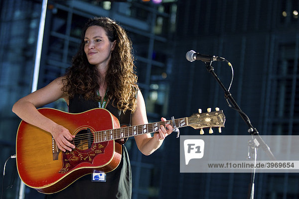 Die britische Singer-Songwriterin Susy Thomas live beim Blue Balls Festival vor dem KKL Plaza in Luzern  Schweiz