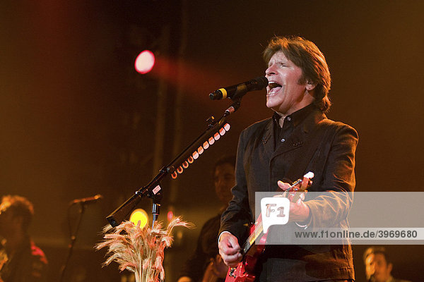 Der US Singer und Songwriter John Fogerty live beim Blue Balls Festival im Luzernersaal des KKL in Luzern  Schweiz