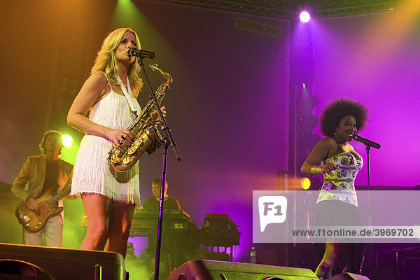 Die niederländische Saxophonistin Candy Dulfer und Sängerin Leona Philippo live beim Blue Balls Festival im Luzernersaal des KKL in Luzern  Schweiz