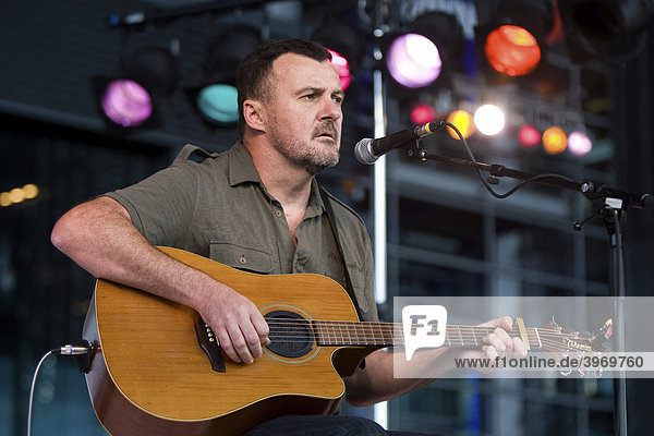Der australische Singer und Songwriter Paul Fogarty live beim Blue Balls Festival vor dem KKL Plaza in Luzern  Schweiz