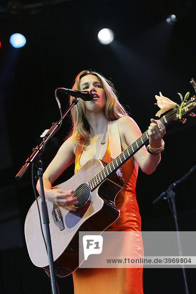 Die US-amerikanische Singer-Songwriterin Heather Nova  live beim Outside Festival in Dielsdorf  Zürich  Schweiz