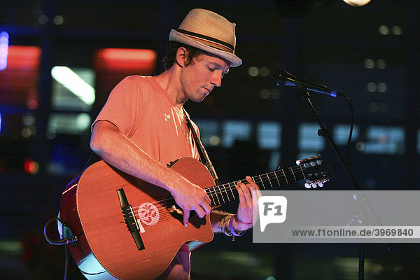 Der US Singer-Songwriter Jason Mraz live beim Blue Balls Festival vor dem KKL Plaza in Luzern  Schweiz