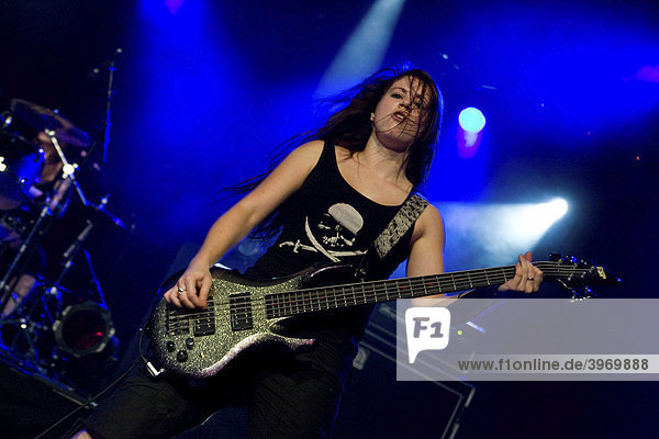 Trish Doan  Bassistin der kanadischen Frauen-Metal-Rockband Kittie  live in der Schüür  Luzern  Schweiz