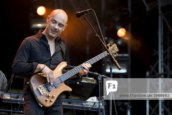 Bassist Steve Kinch von der britischen Musikgruppe Manfred Mann's Earth Band live bei der Magic Night auf dem Heitere in Zofingen  Schweiz