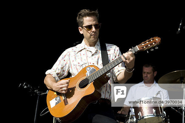 Sänger und Frontmann Joey Burns von der US-Band Calexico live beim Heitere Open Air in Zofingen  Schweiz
