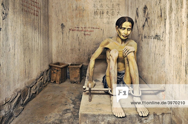 Gefangener  Skulptur  im Tiger Cage Gefängniszelle  Kriegsmuseum  Ho Chi Minh Stadt  Saigon  Vietnam  Asien