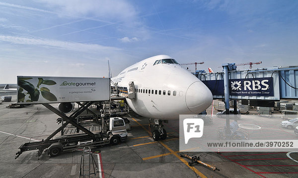 Flugzeug Boeing 747-400 wird mit Speisen beladen  Frankfurt Flughafen  Hessen  Deutschland  Europa