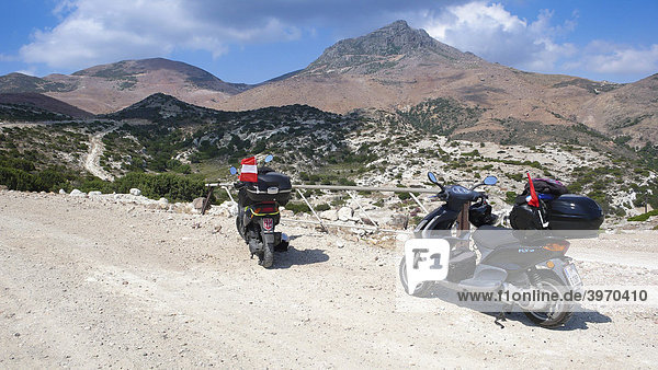 Zwei Motoroller mit österreichischen Fahnen  auf einer Schotterstraße  Milos  Kykladen  Griechenland  Europa