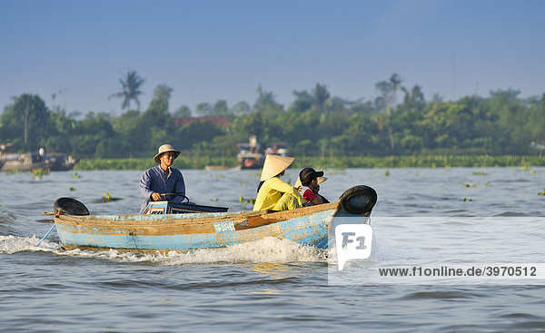 Fischerboot mit Frau  Mann und Kind am Mekong  Vinh Long  Mekongdelta  Vietnam  Asien
