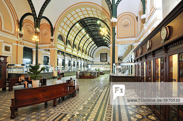 Schalterhalle im Hauptpostamt Ho Chi Minh Stadt Saigon Vietnam Südostasien