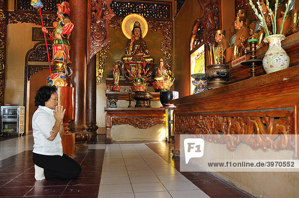 Betende in einem buddhistischen Tempel am Berg der Schwarzen Frau  Nui Ba Den  Tay Ninh  Vietnam  Asien