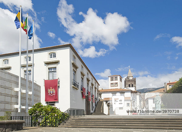 Assembleia Regional  hinten die Kirche SÈ  Funchal  Madeira  Portugal