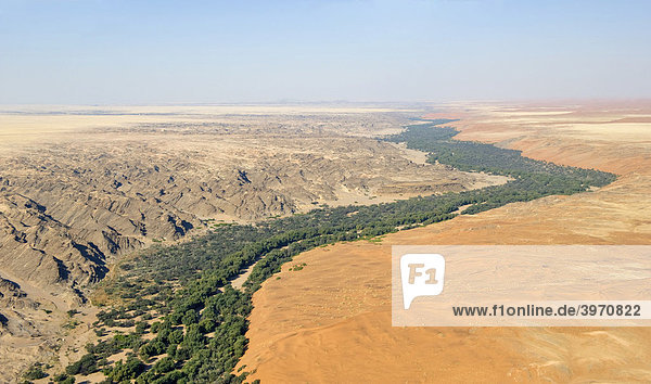 Tal des Kuiseb zwischen Sand- und Steinwüste  Flugaufnahme  Namibia  Afrika