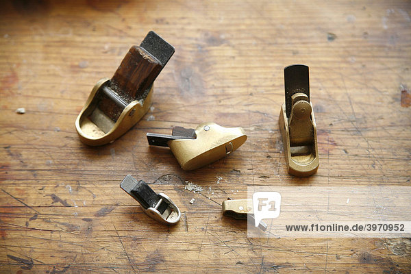 Hobel eines Instrumentenbauers Geige und Cello