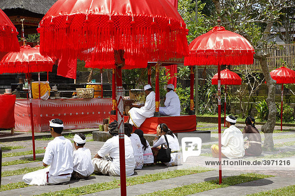 Betende Pilger  hinduistisches Neujahr Fest  Pura Besakhi  findet alle 10 Jahre statt  am Vulkan Agung  2567m  Bali  Republik Indonesien  Asien