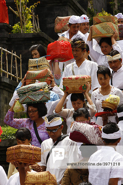 Pilger mit Opfergaben  hinduistisches Neujahr Fest  Pura Besakhi  findet alle 10 Jahre statt  am Vulkan Agung  2567m  Bali  Republik Indonesien  Asien