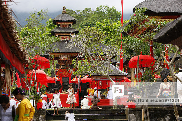 Betende Pilger  hinduistisches Neujahr Fest  Pura Besakhi  findet alle 10 Jahre statt  am Vulkan Agung  2567m  Bali  Republik Indonesien  Asien