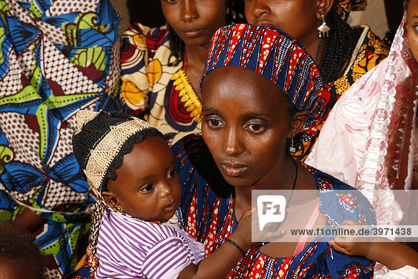 Frau mit Kleinkind  Portrait  Mbororo Ethnie  Bamenda  Kamerun  Afrika