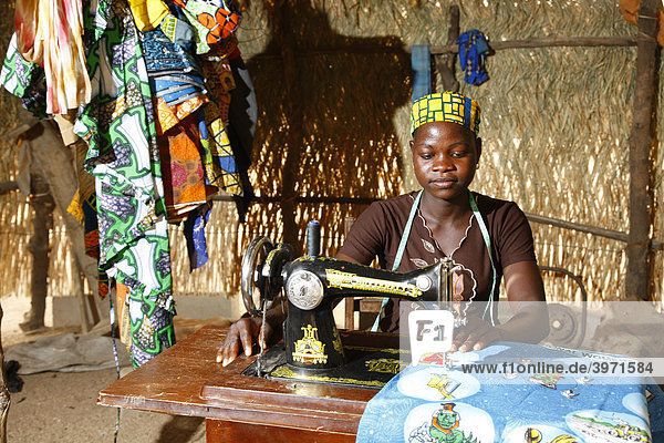 Frau an der Nähmaschine  Heimarbeit  Maroua  Kamerun  Afrika