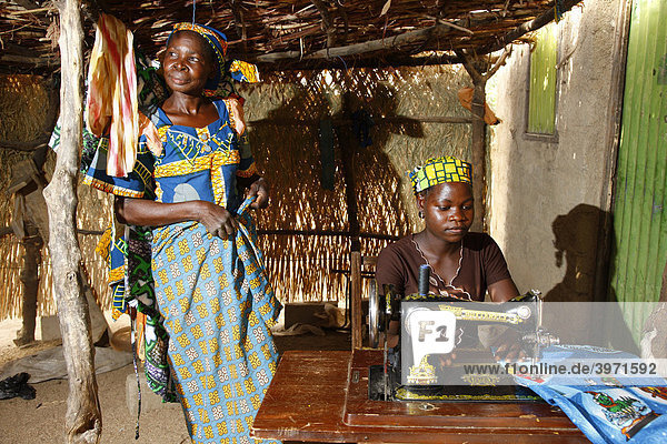 Frauen an der Nähmaschine  Heimarbeit  Maroua  Kamerun  Afrika