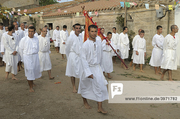 Weiß gekleidete Männer bereiten sich auf das Rennen der Barfüßigen vor  Heiligenfahne  San Salvator  Sardinien  Italien  Europa
