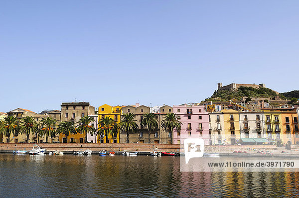Blick auf den Fluss Temo und die Altstadt mit Festung Malaspina  Bosa  Oristano  Sardinien  Italien  Europa