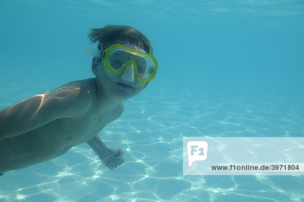 6jähriger Junge taucht im Pool