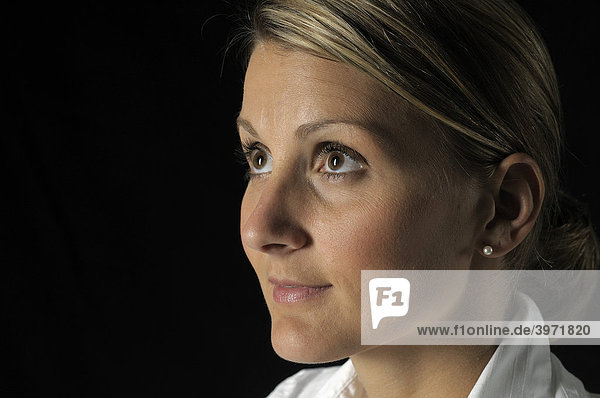 Frauengesicht Portrait Blick nach oben