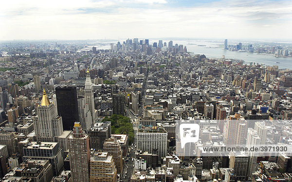 Blick von der Aussichtsplattform des Empire State Building über Manhattan  New York  USA