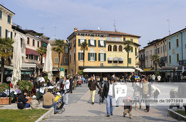 Piazza Carducci  Altstadt von Sirmione  Gardasee  Italien  Europa