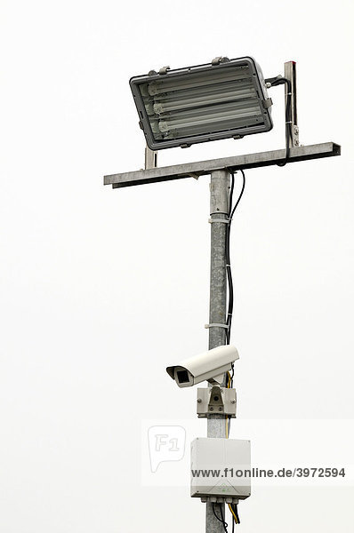 Überwachungskamera mit Scheinwerfer