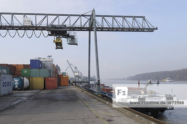 Hafen Bonn  Portalkran  daneben Containerschiff Magic  bimodaler Umschlag  Rheinschifffahrt  Binnenschifffahrt  Nordrhein-Westfalen  Deutschland  Europa