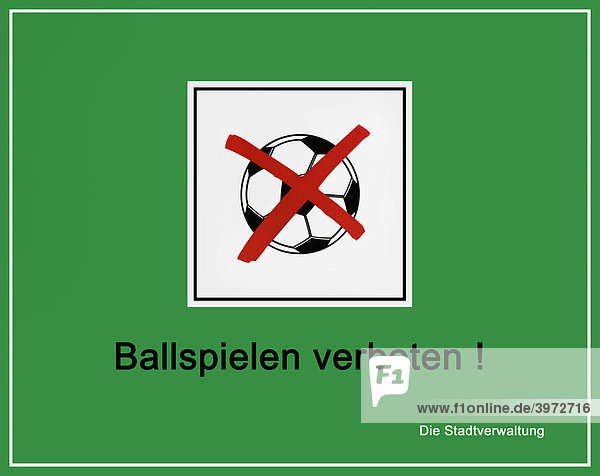 Grünes Schild  Hinweistafel mit durchgestrichenem Fußball  Ballspielen verboten! Die Stadtverwaltung