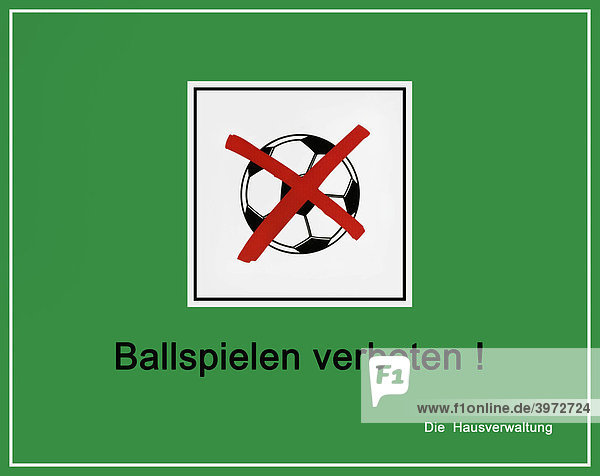 Grünes Schild  Hinweistafel mit durchgestrichenem Fußball  Ballspielen verboten! Die Hausverwaltung