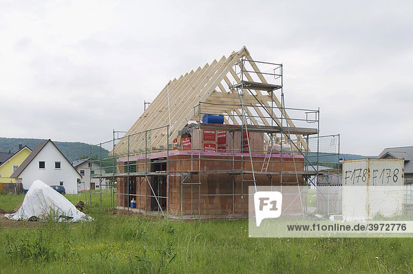 Hausbau  eingerüsteter Rohbau mit Dachstuhl in Neubaugebiet