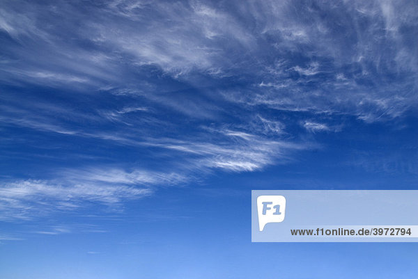 Wolkenschleier vor blauem Himmel