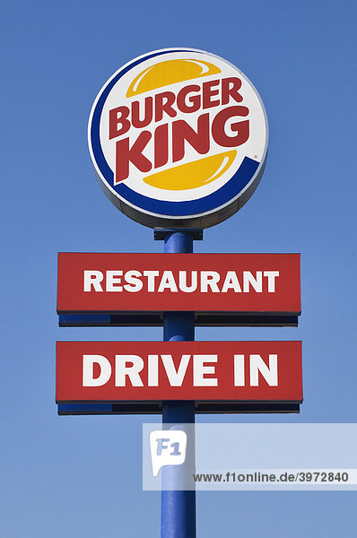 Schild mit Logo: Burger King  Restaurant  Drive In