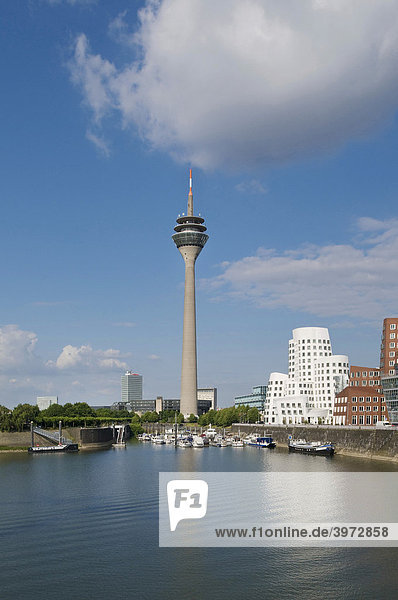 Medienhafen Düsseldorf  Rheinturm und Neuer Zollhof mit Tanzende Bürobauten von F. O. Gehry  vorne Sportboote am Anlieger  Nordrhein-Westfalen  Deutschland  Europa