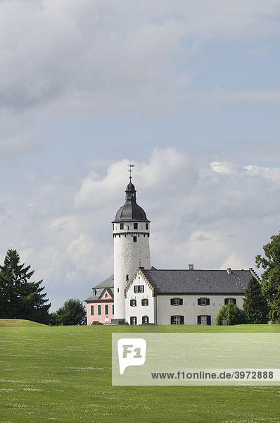 Golfanlage Burg Zievel  Neues Herrenhaus  Bergfried und Gebäude von 1661  davor Golfrasen  Mechernich  Rheinland-Pfalz  Deutschland  Europa