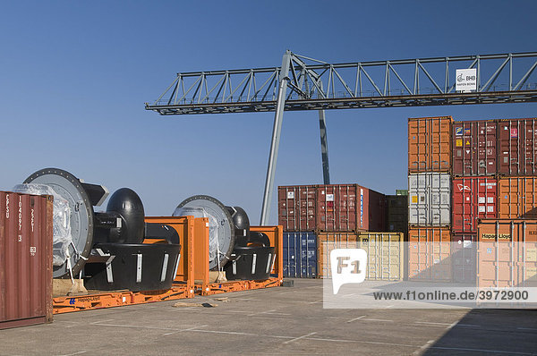 Hafen Bonn  Container und Maschinenteile auf Flatcontainern in der Kranbahn  hinten Portalkran  Nordrhein-Westfalen  Deutschland  Europa