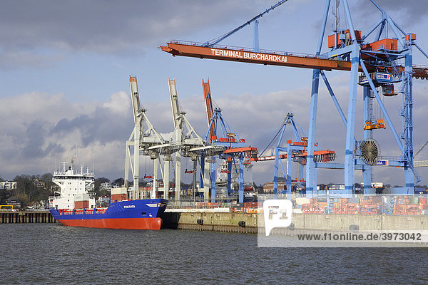 Frachtschiff im Containerterminal Burchardkai im Hamburger Hafen  Hamburg  Deutschland