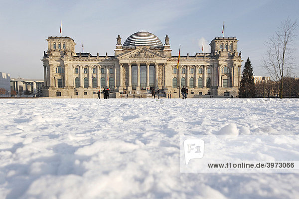 Schnee am Reichstag  Winter in Berlin  Deutschland