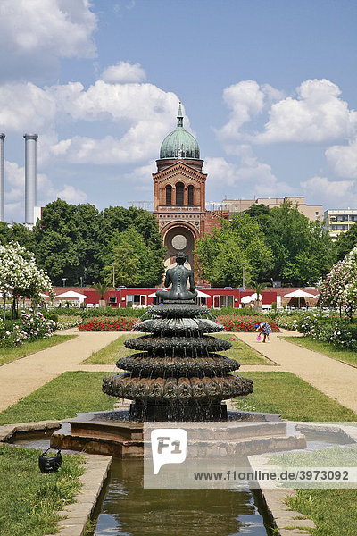 Indischer Brunnen Und St Michaels Kirche Am Engelbecken