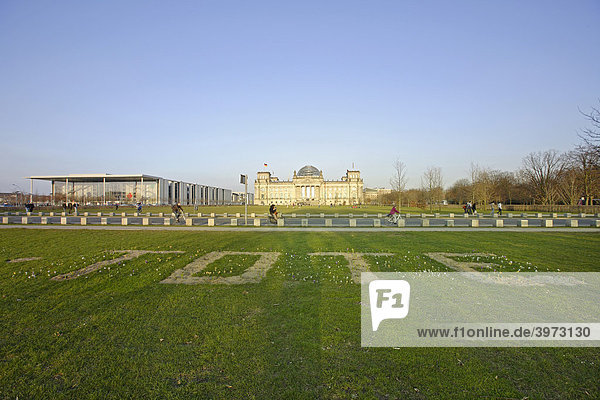 Tote  Schriftzug vor dem Reichstag und Paul Löbe Haus in Berlin  Deutschland