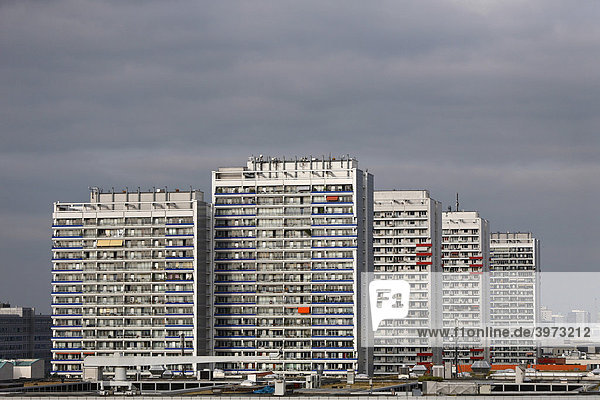 Hochhäuser in der Leipziger Straße in Berlin  Deutschland  Europa