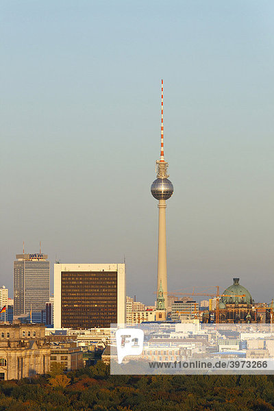 Abendstimmung  Fernsehturm in Berlin  Deutschland  Europa