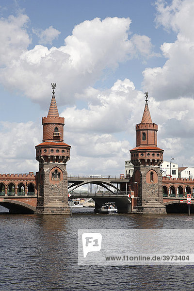 Oberbaumbrücke über die Spree in Berlin  Deutschland  Europa