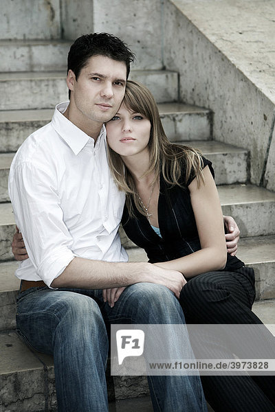 Junges Paar sitzt auf einer Treppe  Portrait